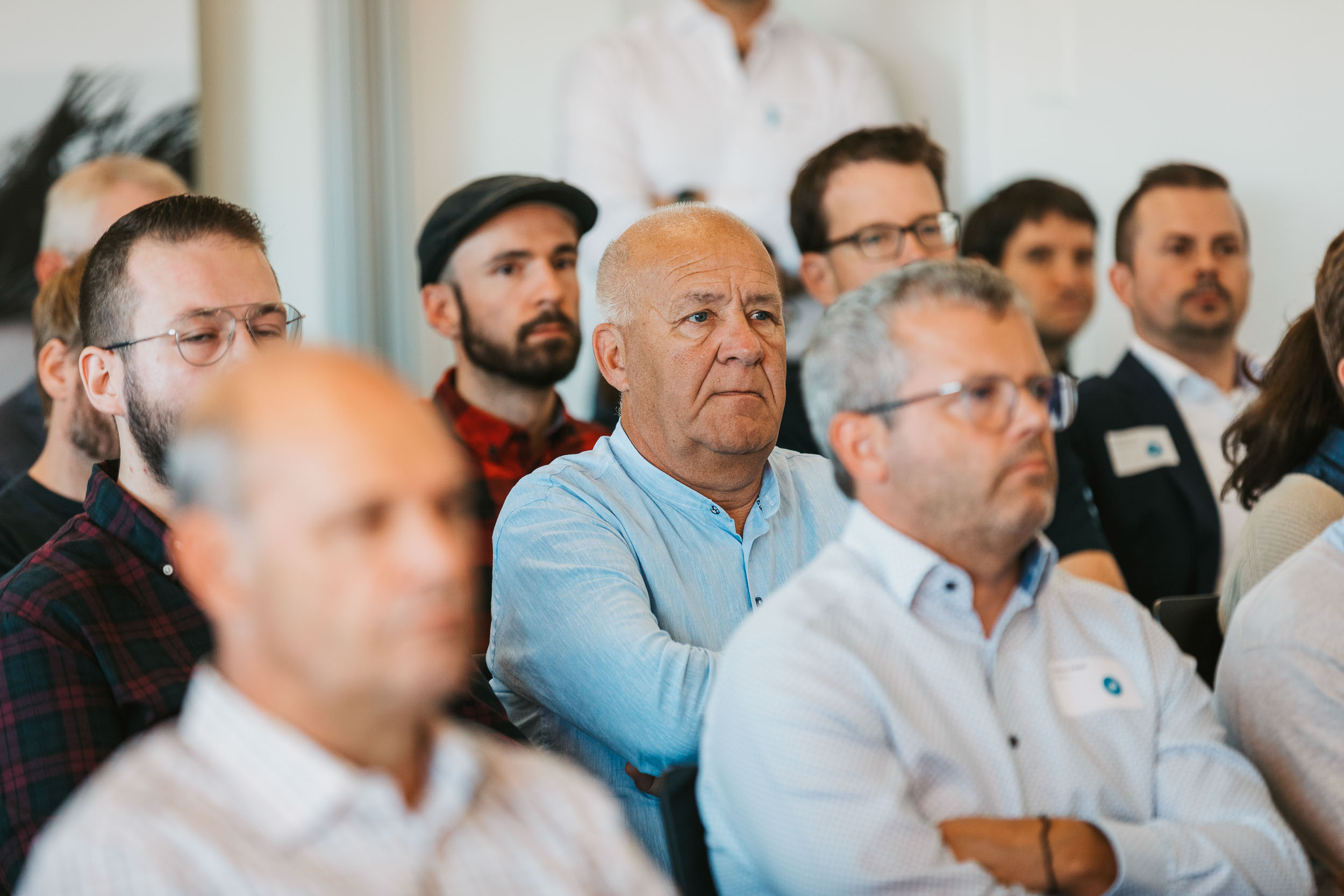 Interested guests follow a keynote lecture