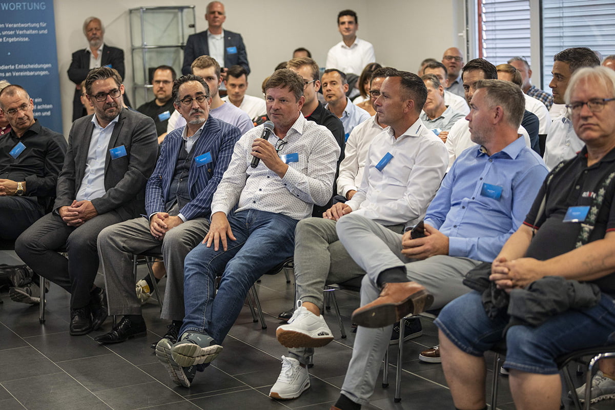 Interessierte Gäste verfolgen einen Impulsvortrag