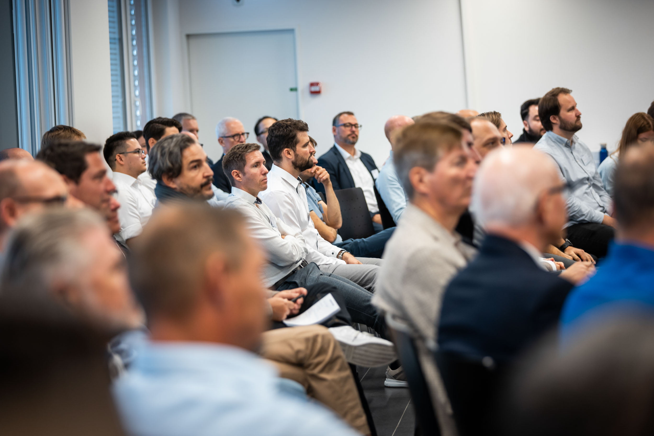 Interessierte Gäste verfolgen einen Impulsvortrag